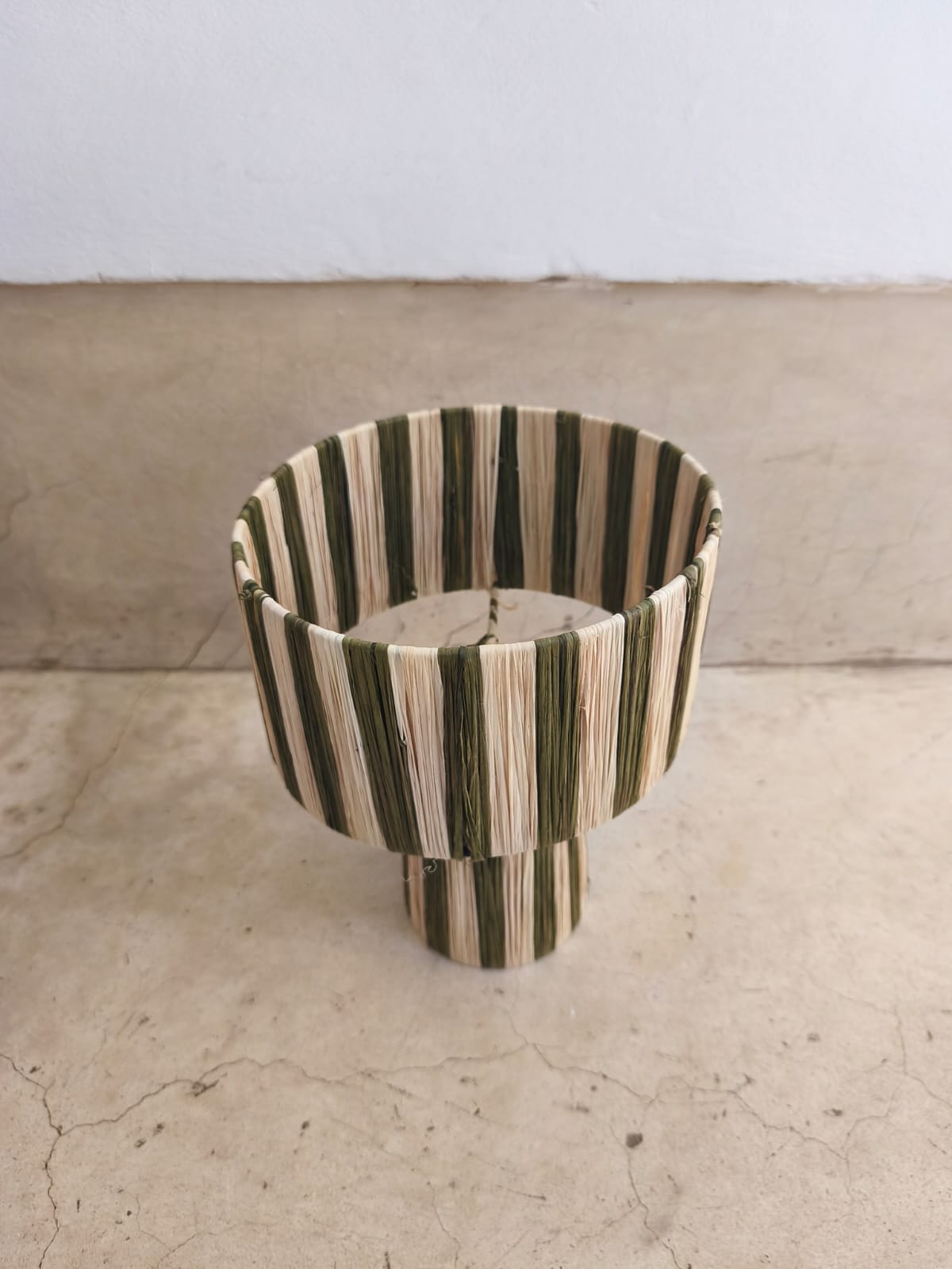 Artisan Moroccan raffia lamp with straw texture – handmade boho interior lighting