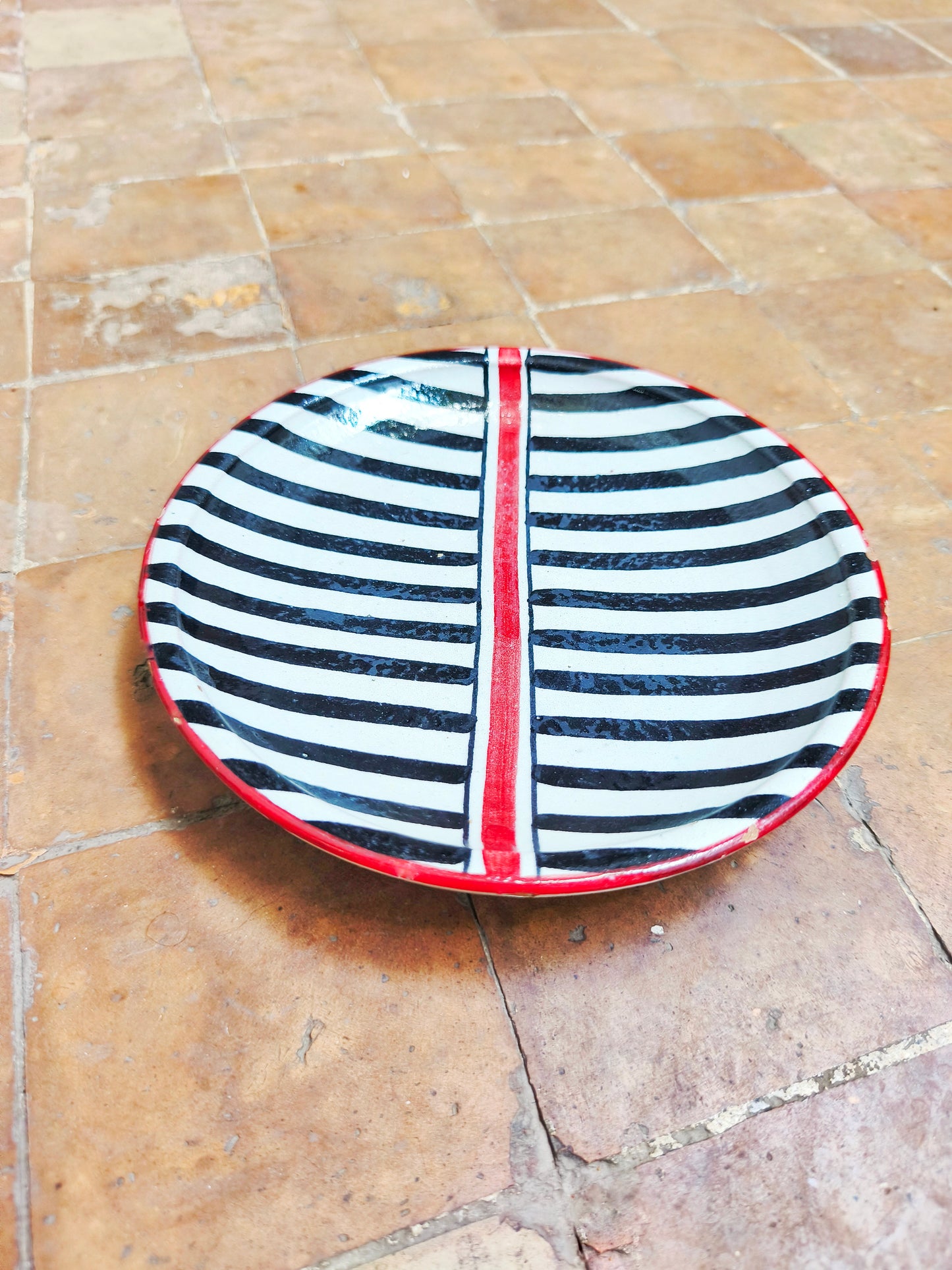 Set of 2 x Hand-Painted Moroccan Ceramic Plate 20 cm & 25 cm Diameter – Black & White Striped Design with Red Edge, Modern Boho Tableware from Marrakech